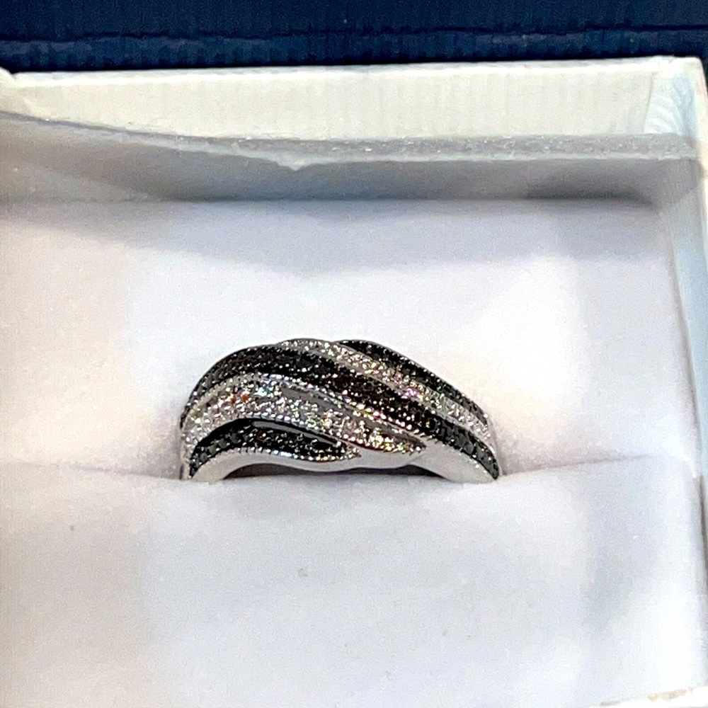 New in box black and white diamond accented wave ring size 7.25 rhodium metal